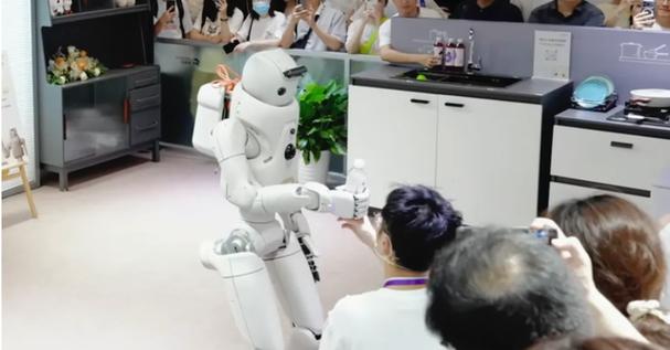 未来三年谁会成为家庭里的"ai管家"?waic机器人产品逐一分析